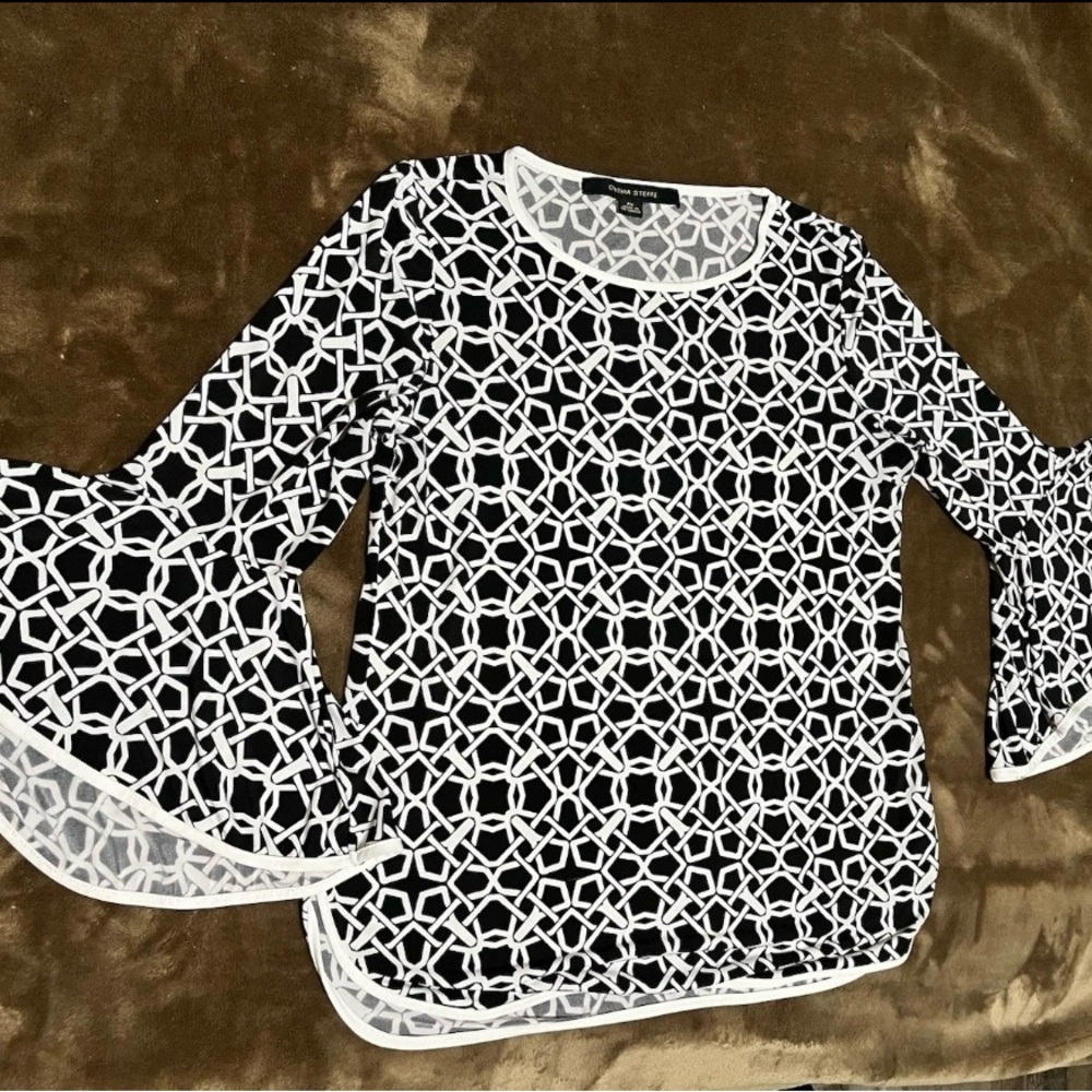 Cynthia Steffe Black and White Patterned Blouse Flutter Sleeves